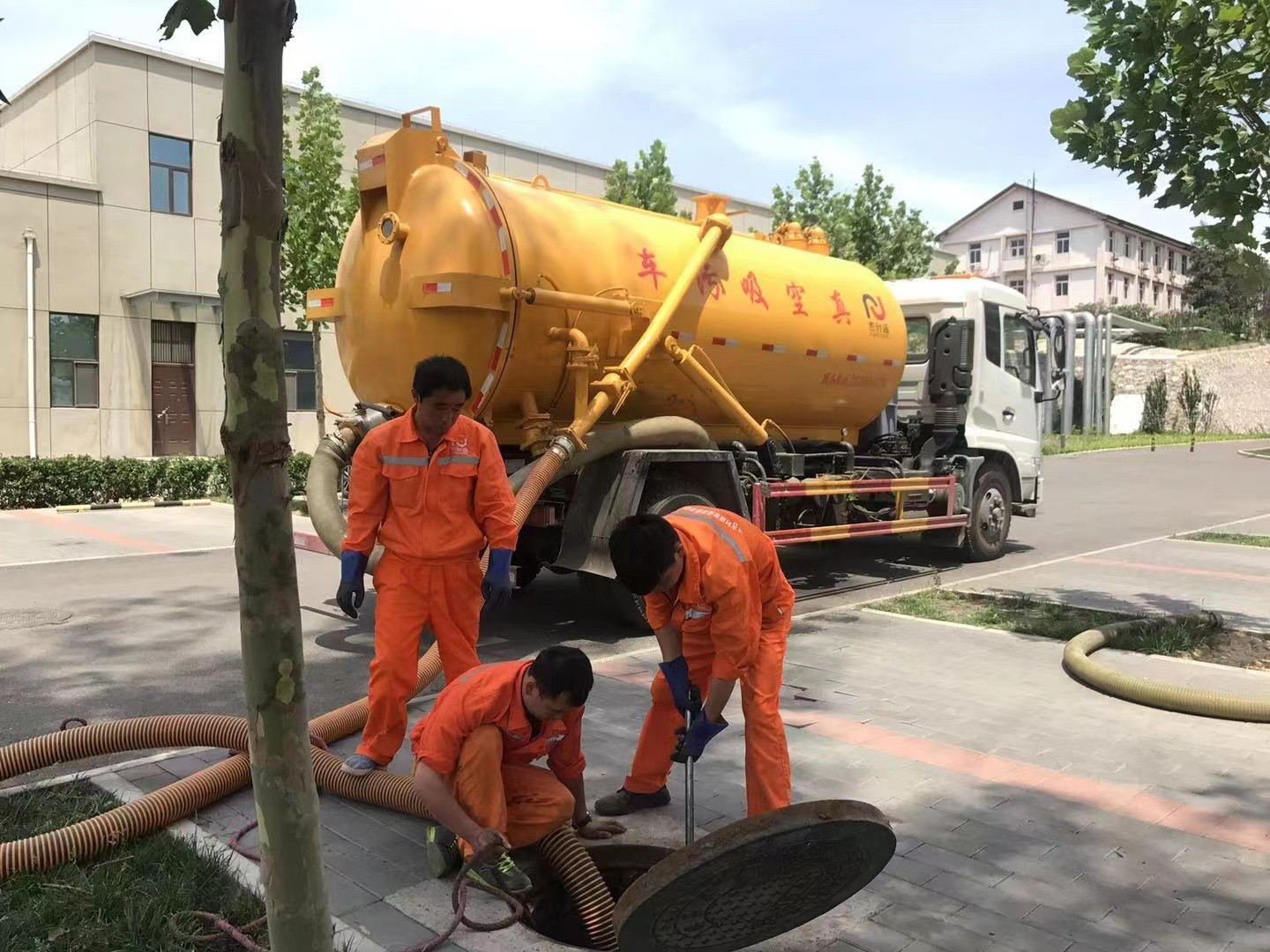 铁山港管道疏通车停在窨井附近