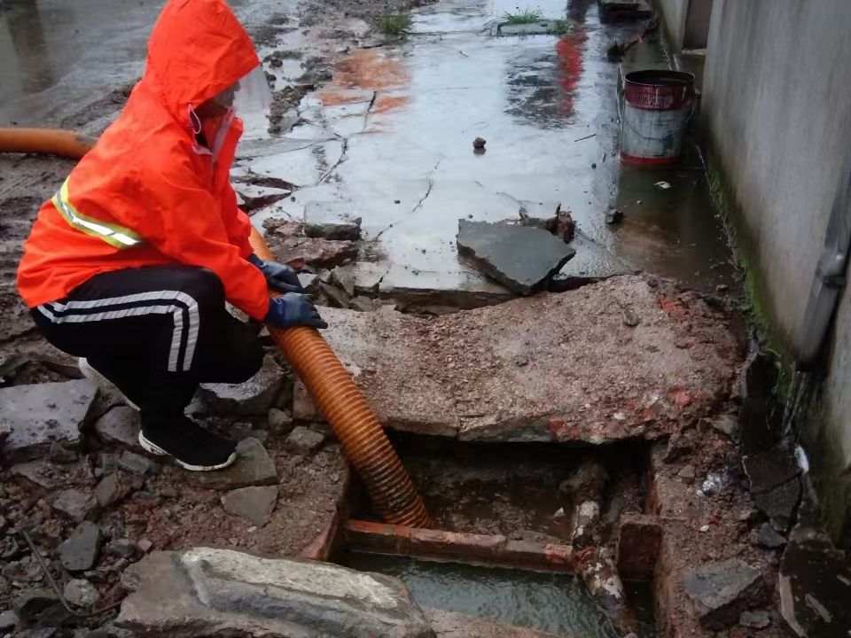 铁山港专业清理污水池 炜誉市政以规范流程守护城市 “肠道”