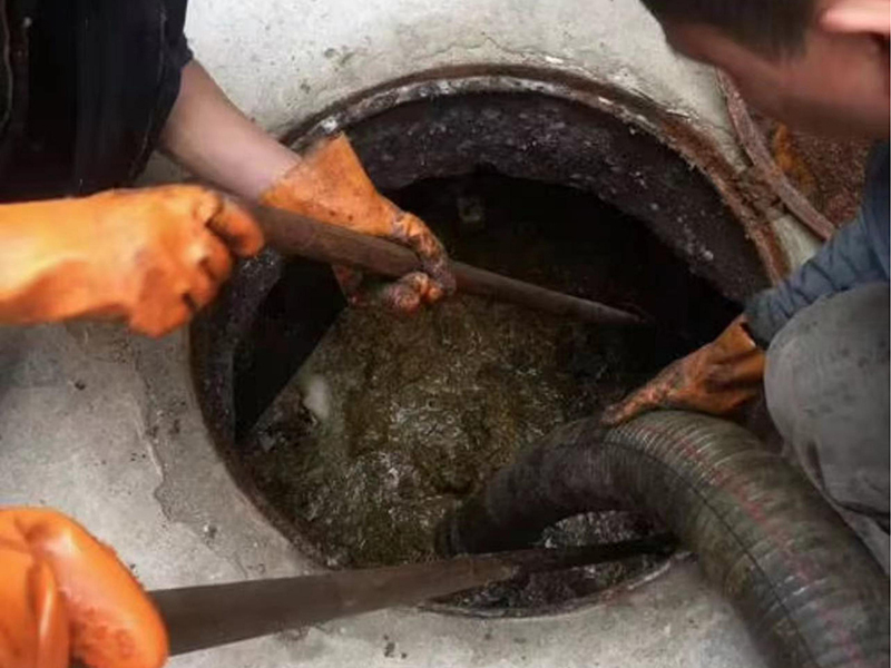 铁山港清理化粪池时如何避免沼气的危害？